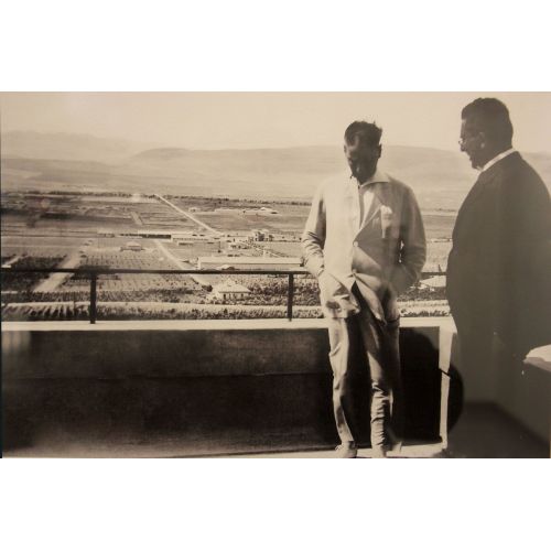 Mustafa Kemal Atatürk, Orman Çiftliği Manzarasına Bakarken Mustafa Kemal Atatürk, Orman Çiftliği Manzarasına Bakarken