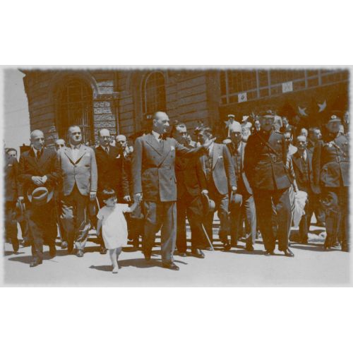 Mustafa Kemal Atatürk, Küçük Kızla Bir Heyetin Önünde Yürüyor Mustafa Kemal Atatürk, Küçük Kızla Bir Heyetin Önünde Yürüyor
