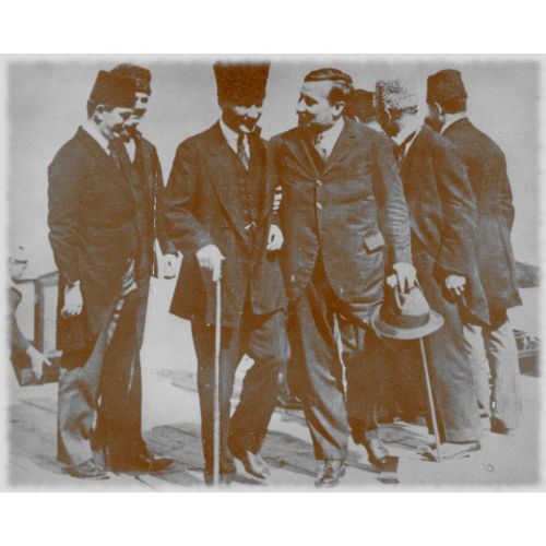 Mustafa Kemal Atatürk, Sohbet Ederken Mustafa Kemal Atatürk, Sohbet Ederken