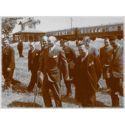 Mustafa Kemal Atatürk, Bir Heyetle Mustafa Kemal Atatürk, Bir Heyetle
