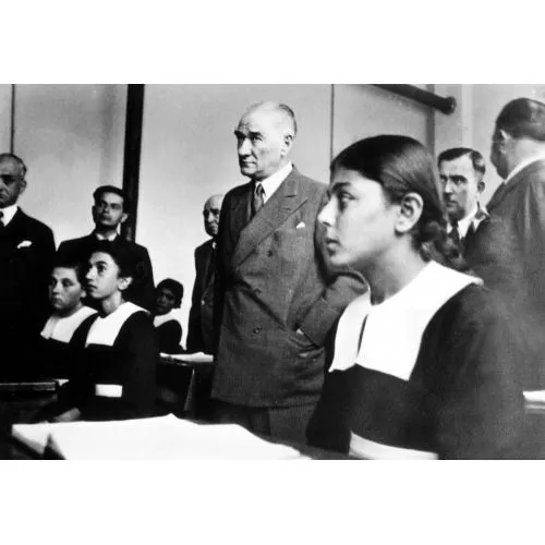 Mustafa Kemal Atatürk, Okulda Mustafa Kemal Atatürk Mustafa Kemal Atatürk, Okulda Mustafa Kemal Atatürk, Türkiye Cumhuriyetinin kurucusu ve ilk cumhurbaşkanıdır.