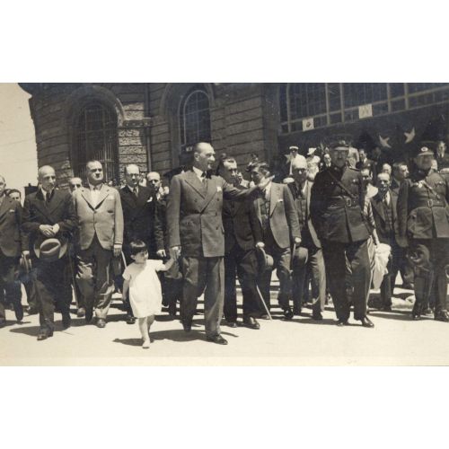 Mustafa Kemal Atatürk, Manevi Kızı Ülkü'yle Mustafa Kemal Atatürk, Manevi Kızı Ülkü'yle