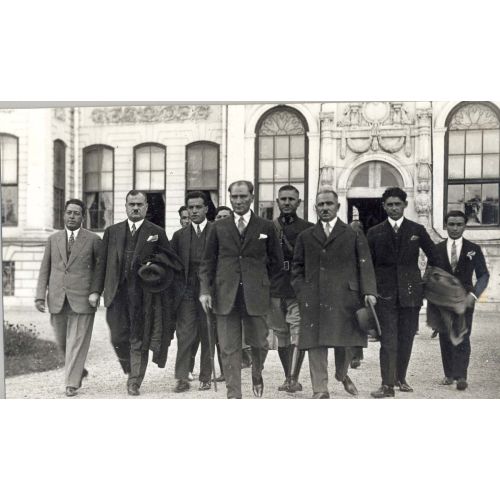 Mustafa Kemal Atatürk, Dolmabahçe Avlusunda Mustafa Kemal Atatürk, Dolmabahçe Avlusunda