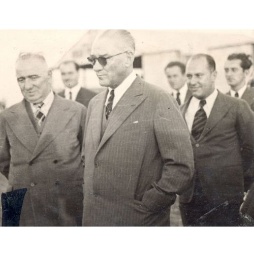 Mustafa Kemal Atatürk, Güneş Gözlüklü Mustafa Kemal Atatürk, Güneş Gözlüklü
