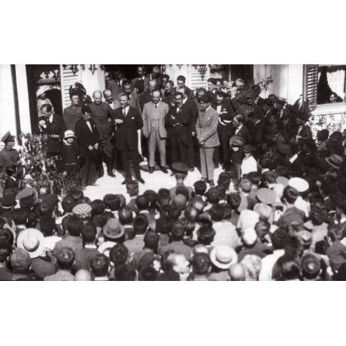 Mustafa Kemal Atatürk, Bursa Gezisi Hünkar Köşkü Önünde Halka Konuşma Yaparken 28 Eylül 1925 Mustafa Kemal Atatürk, Bursa Gezisi Hünkar Köşkü Önünde Halka Konuşma Yaparken 28 Eylül 1925