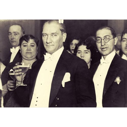 Mustafa Kemal Atatürk, Bira İçerken 2 Mustafa Kemal Atatürk, Bira İçerken 2