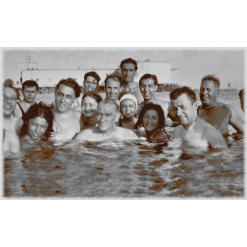 Mustafa Kemal Atatürk, Bir Grupla Denizde Yüzerken Mustafa Kemal Atatürk, Bir Grupla Denizde Yüzerken