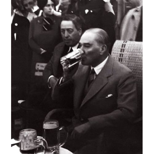 Mustafa Kemal Atatürk, Bira İçerken Mustafa Kemal Atatürk, Bira İçerken