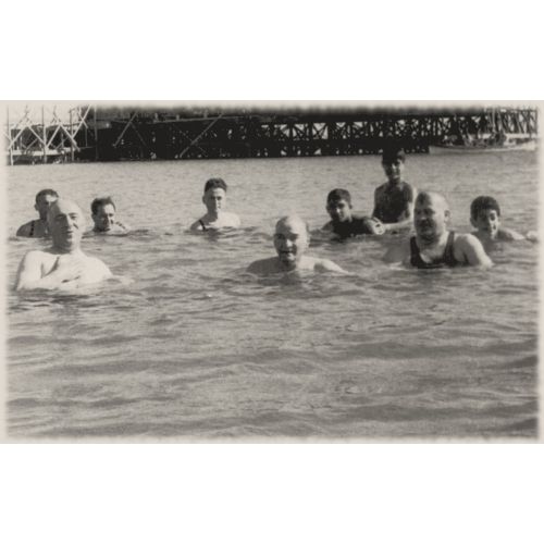 Mustafa Kemal Atatürk, Denizde Bir Grupla Yüzerken Mustafa Kemal Atatürk, Denizde Bir Grupla Yüzerken