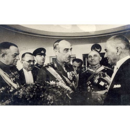 Mustafa Kemal Atatürk, Cumhuriyet Bayramında Balkan Devletleri Genel Kurmay Başkanlarıyla Mustafa Kemal Atatürk, Cumhuriyet Bayramında Balkan Devletleri Genel Kurmay Başkanlarıyla