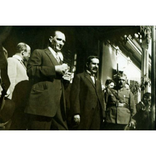 Mustafa Kemal Atatürk, Bir Binanın Merdiveninde Mustafa Kemal Atatürk, Bir Binanın Merdiveninde