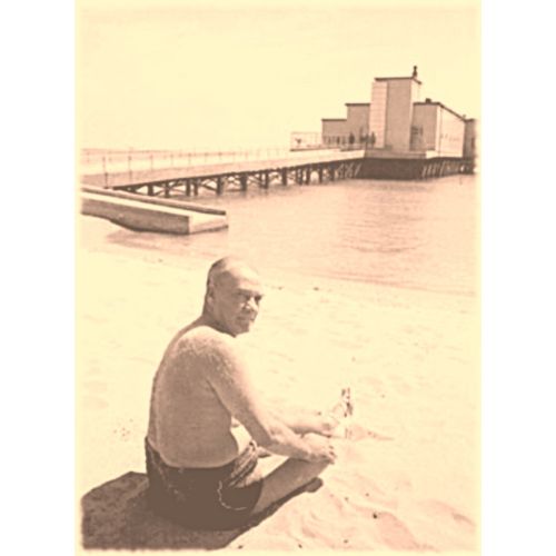 Mustafa Kemal Atatürk, Mayolu Plajda Güneşleniyor Mustafa Kemal Atatürk, Mayolu Plajda Güneşleniyor fotoğrafı