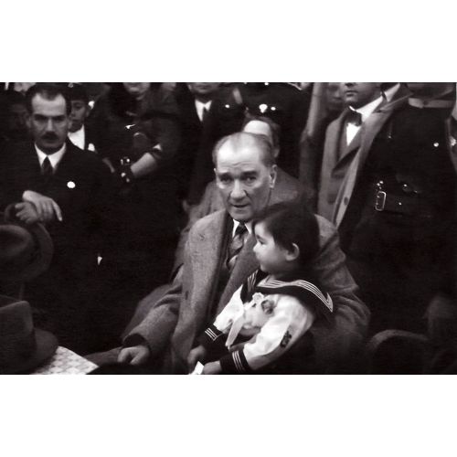Mustafa Kemal Atatürk, Manevi Kızı Ülkü İle Birlikte Orman Çiftliğinde Mustafa Kemal Atatürk, Manevi Kızı Ülkü İle Birlikte Orman Çiftliğinde