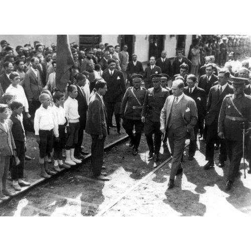 Mustafa Kemal Atatürk, Bir Kasaba Ziyaretinde Mustafa Kemal Atatürk, Bir Kasaba Ziyaretinde