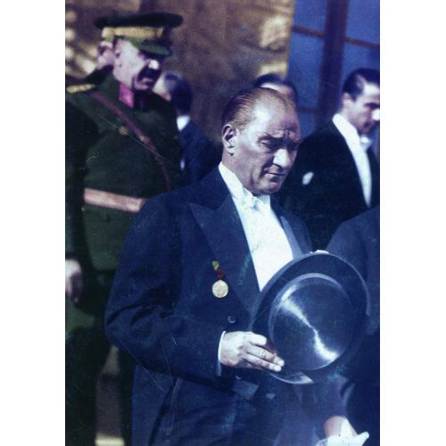 Mustafa Kemal Atatürk, Şapkası Elinde Yürüyor Mustafa Kemal Atatürk, Şapkası Elinde Yürüyor