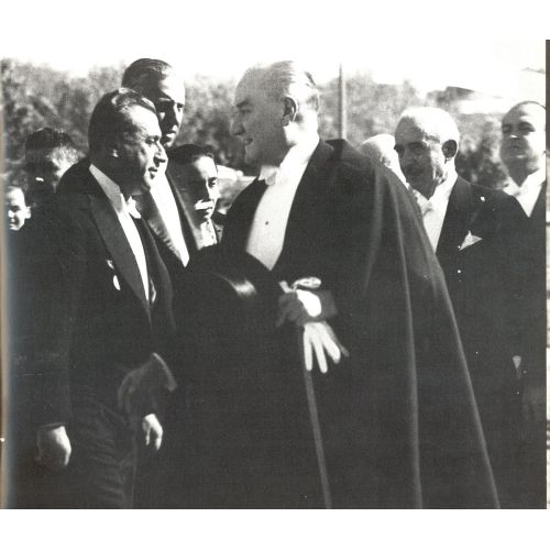Mustafa Kemal Atatürk, Meclis Önünde Mustafa Kemal Atatürk, Meclis Önünde