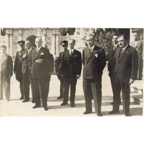 Mustafa Kemal Atatürk, Dolmabahçe Önünde Mustafa Kemal Atatürk, Dolmabahçe Önünde