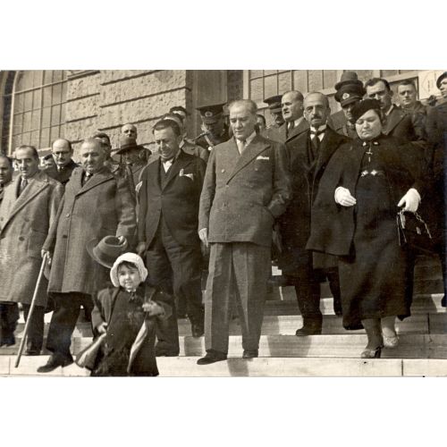 Mustafa Kemal Atatürk, Küçük Kız Ülkü'yle Merdivenlerde Mustafa Kemal Atatürk, Küçük Kız Ülkü'yle Merdivenlerde