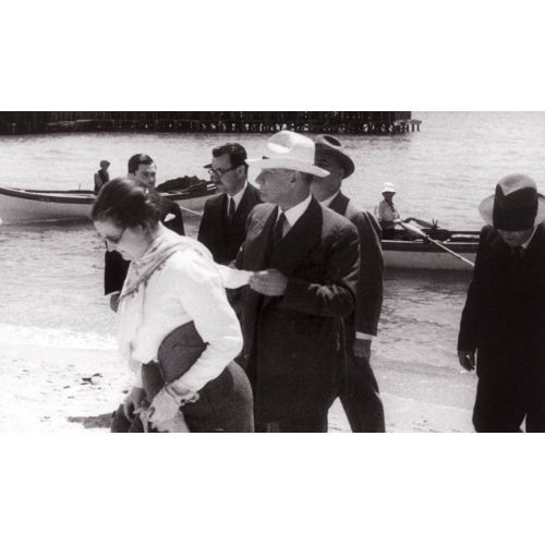 Mustafa Kemal Atatürk, Floryada İnşaat Halindeki Köşkü İncelerken Mustafa Kemal Atatürk, Floryada İnşaat Halindeki Köşkü İncelerken