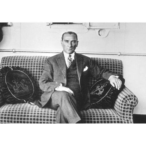 Mustafa Kemal Atatürk, Otururken Mustafa Kemal Atatürk, Otururken