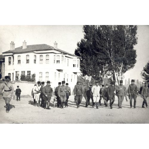 Mustafa Kemal Atatürk, Akşehir Karargahında Komutanlarla 1922 Mustafa Kemal Atatürk, Akşehir Karargahında Komutanlarla 1922