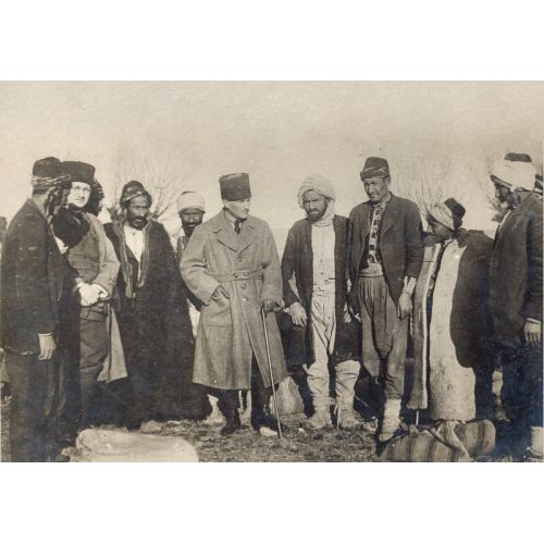 Mustafa Kemal Atatürk, Cephe Gerisinde Devecilerle Mustafa Kemal Atatürk, Cephe Gerisinde Devecilerle