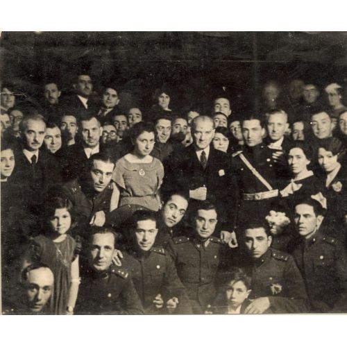 Mustafa Kemal Atatürk, Gençlerle Beraber Mustafa Kemal Atatürk, Gençlerle Beraber fotoğrafı, Türkiyenin kurucusu ve ilk
