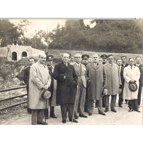 Mustafa Kemal Atatürk, Bir Heyetle Mustafa Kemal Atatürk, Bir Heyetle