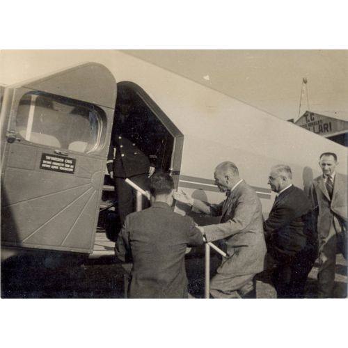 Mustafa Kemal Atatürk, Uçağa Binerken Mustafa Kemal Atatürk, Uçağa Binerken