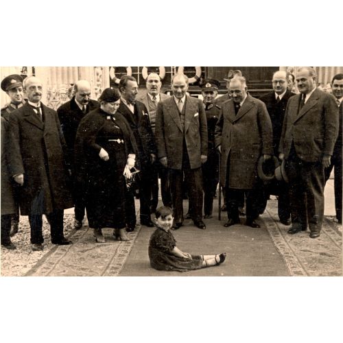 Mustafa Kemal Atatürk, Yerde Oturan Çocuk Küçük Kız Ülkü Fenerbahçe'de Mustafa Kemal Atatürk, Yerde Oturan Çocuk Küçük Kız Ülkü Fenerbahçe'de