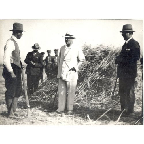 Mustafa Kemal Atatürk, Çiftçilerle Mustafa Kemal Atatürk, modern Türkiye Cumhuriyetinin kurucu lideri olarak çiftçilerle