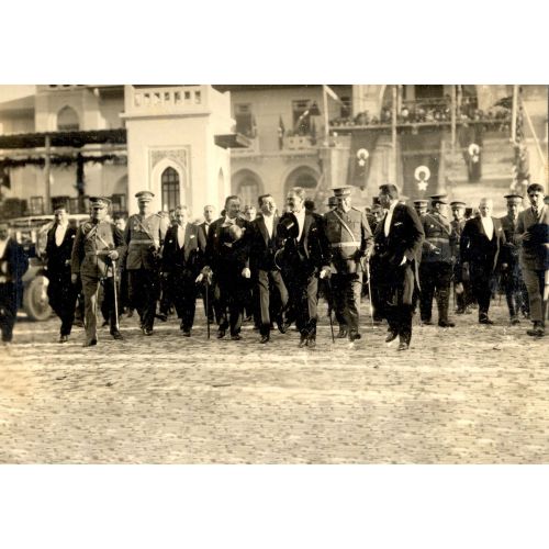 Mustafa Kemal Atatürk, Cumhuriyet Bayramı, Meclis Önünde Mustafa Kemal Atatürk, Cumhuriyet Bayramı, Meclis Önünde