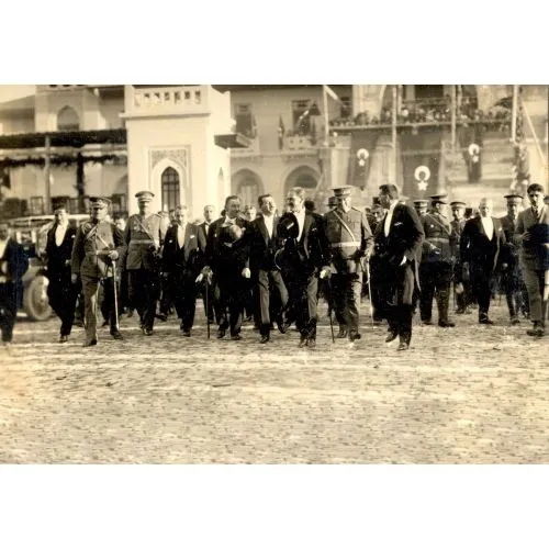Mustafa Kemal Atatürk, Cumhuriyet Bayramı, Meclis Önünde Mustafa Kemal Atatürk Mustafa Kemal Atatürk, Cumhuriyet Bayramı, Meclis Önünde Mustafa Kemal Atatürkün Cumhuriyet Bayramı kutlamalarında, TBMM