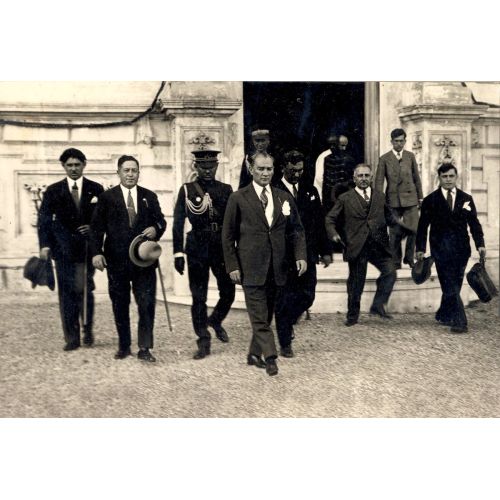 Mustafa Kemal Atatürk, Dolmabahçe Önünde Mustafa Kemal Atatürkün Dolmabahçe Önünde fotoğrafı, Türkiye