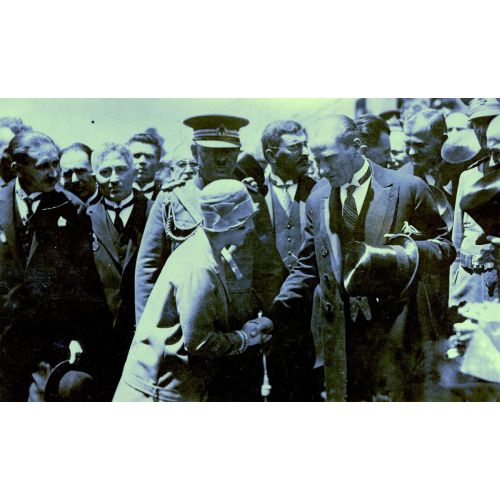 Mustafa Kemal Atatürk, Bir Hanımla Tokalaşırken Mustafa Kemal Atatürk, Bir Hanımla Tokalaşırken