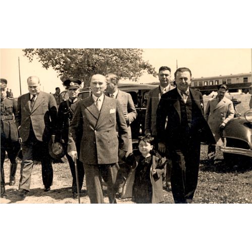 Mustafa Kemal Atatürk, Küçük Kız Ülkü Ve Şükrü Kaya İle Fenerbahçede Mustafa Kemal Atatürk, Küçük Kız Ülkü Ve Şükrü Kaya İle Fenerbahçede
