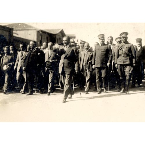 Mustafa Kemal Atatürk, Ankara Sokaklarında Yürürken Mustafa Kemal Atatürk, Ankara Sokaklarında Yürürken
