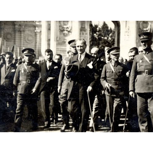 Mustafa Kemal Atatürk, Dolmabahçe'de Komutanlarla Yürürken Mustafa Kemal Atatürk, Dolmabahçe'de Komutanlarla Yürürken