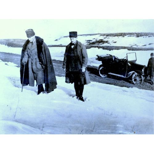 Mustafa Kemal Atatürk, Dikmen Sırtlarında Karda Yürüyor Mustafa Kemal Atatürk, Dikmen Sırtlarında Karda Yürüyor