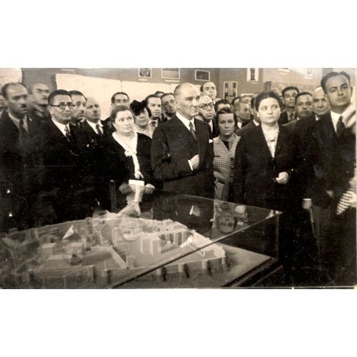Mustafa Kemal Atatürk, İstanbul Arkeoloji Müzesinde Mustafa Kemal Atatürk, İstanbul Arkeoloji Müzesinde