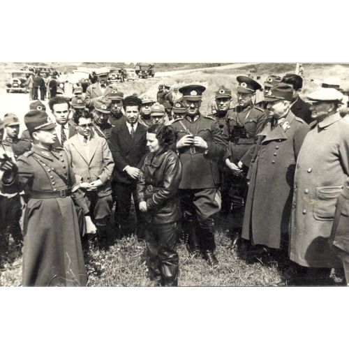 Mustafa Kemal Atatürk, Tatbikat Sahasında Brifing Alırken Mustafa Kemal Atatürk, Tatbikat Sahasında Brifing Alırken