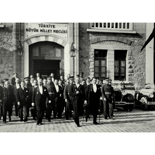 Mustafa Kemal Atatürk, Tbmm'den Çıkarken Mustafa Kemal Atatürk, Tbmm'den Çıkarken