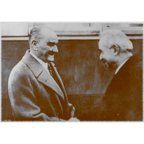 Mustafa Kemal Atatürk, İsmet İnönü İle Beraber Tokalaşırken Mustafa Kemal Atatürk, İsmet İnönü İle Beraber Tokalaşırken