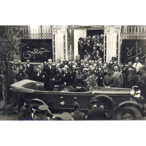 Mustafa Kemal Atatürk, Otomobilde Ayakta Kalabalığa Konuşurken Mustafa Kemal Atatürk, Otomobilde Ayakta Kalabalığa Konuşurken