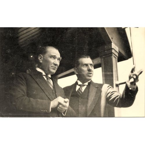 Mustafa Kemal Atatürk, Bir Yetkiliyi Dinlerken Mustafa Kemal Atatürk, Bir Yetkiliyi Dinlerken