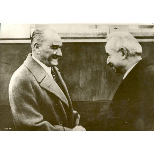Mustafa Kemal Atatürk, İsmet İnönü İle Beraber Tokalaşırken 2 Mustafa Kemal Atatürk, İsmet İnönü ile Beraber