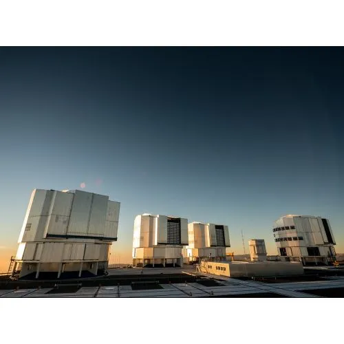 Paranal Gözlemevi Posteri Paranal Gözlemevi Posteri, evrenin derinliklerini keşfetmek için kullanılan modern bir