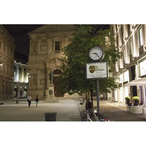 Milano Akşamı Posteri Milano Akşamı Posteri, Milano şehrinin akşam saatlerindeki muhteşem manzarasını yansıtan bir