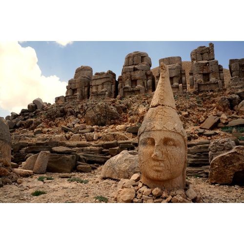 Nemrut Dağı Posteri Nemrut Dağı Posterinde, etkileyici dağ manzarası ve güneşin batışıyla oluşan muhteşem bir