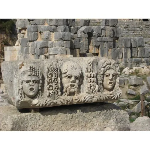 Myra Heykeli Posteri Myra Heykeli Posteri, antik Myra kentinde bulunan ünlü heykelin etkileyici bir resmini içermektedir. Bu